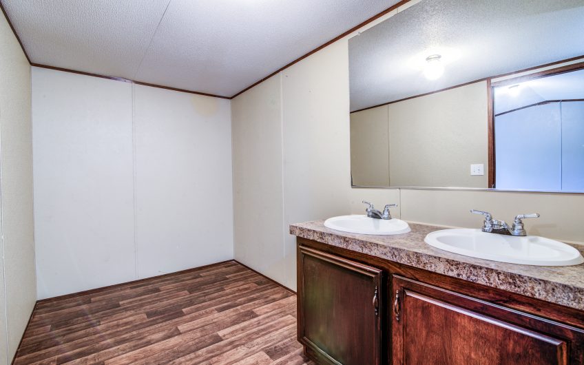 SELLER FINANCING ON THIS 2015 MOBILE HOME ON 1 ACRE IN RED ROCK!